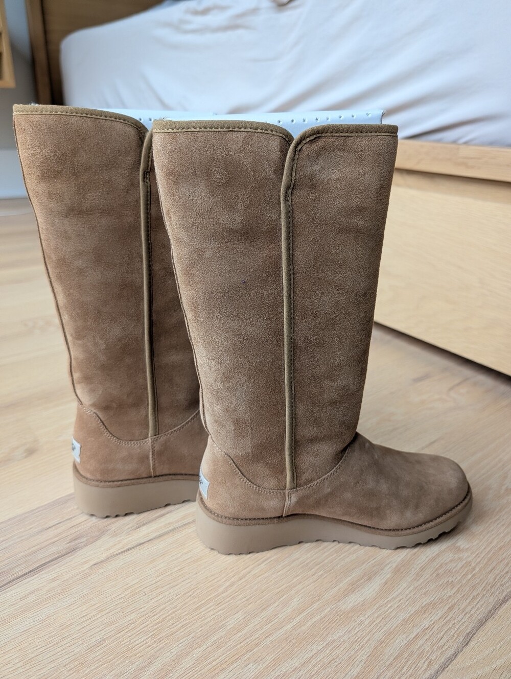 NWT - UGG Kara boots - Size 6 - Picture 2 of 6